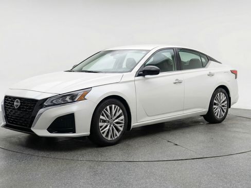 Used 2025 Nissan Altima 2.5 SV image 3