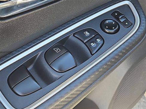 Used 2025 Nissan Versa SR w/ Trunk Package image 16