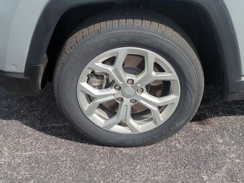 Used 2025 Jeep Compass Latitude image 12