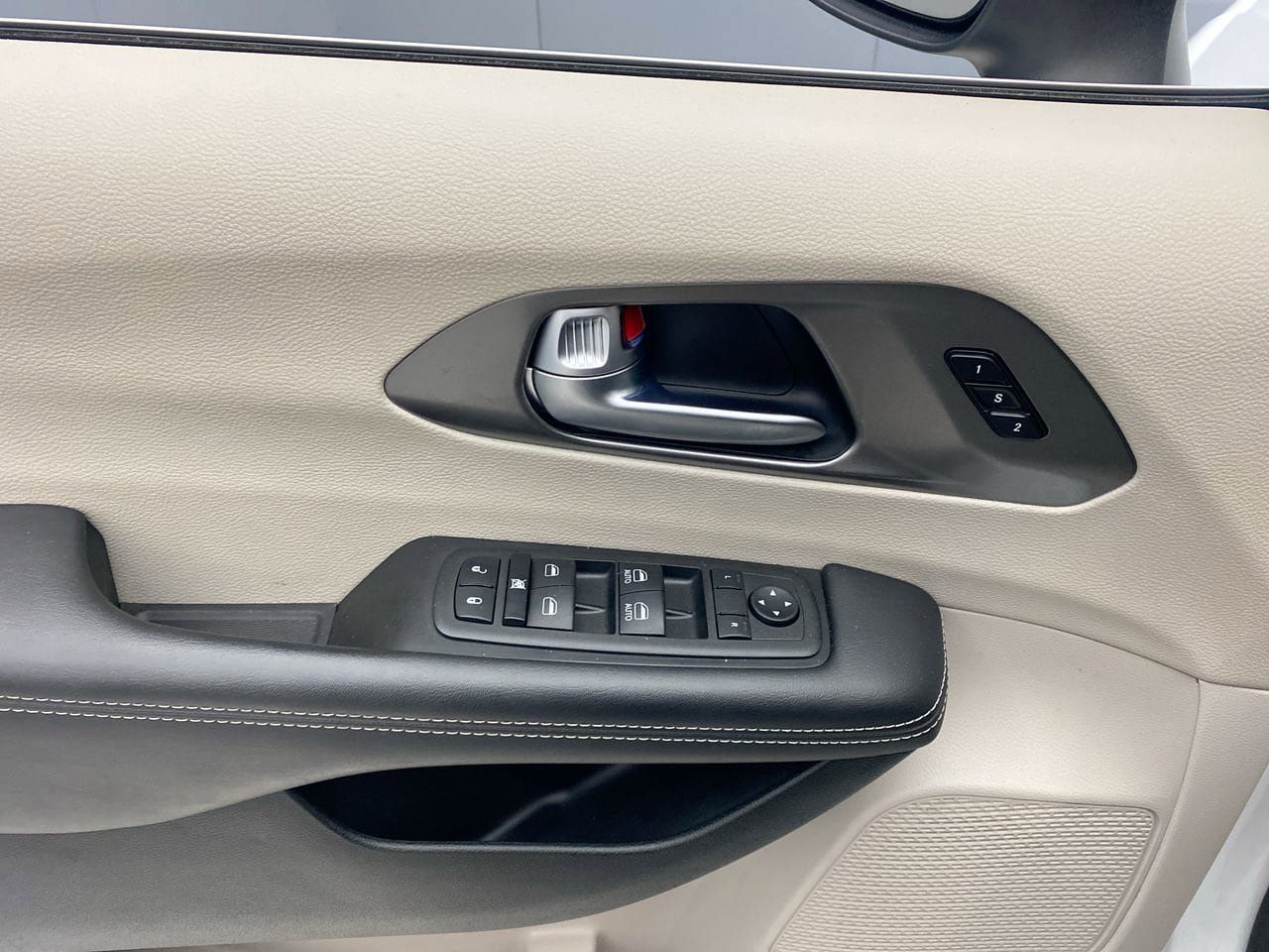 Used 2023 Chrysler Pacifica Touring-L FWD image 12