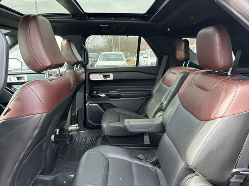 Used 2022 Ford Explorer Platinum w/ Technology Package image 11