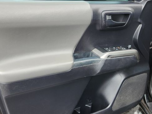 Used 2020 Toyota Tacoma SR5 AWD/4WD image 6