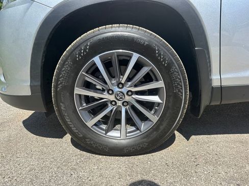 Used 2019 Toyota Highlander XLE AWD/4WD image 8