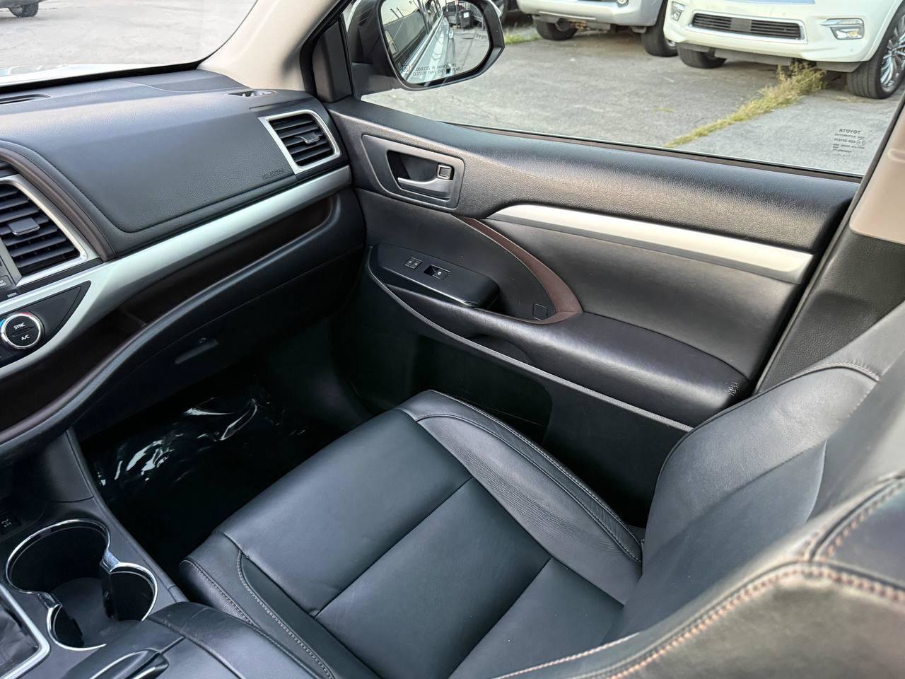 Used 2017 Toyota Highlander XLE AWD/4WD image 49