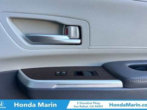 Used 2022 Toyota Sienna XLE image 21