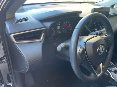 Used 2025 Toyota Corolla Cross LE image 35