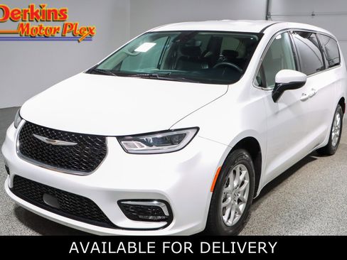 Used 2023 Chrysler Pacifica Touring-L image 1
