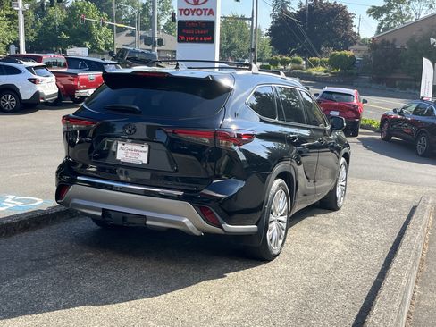 Certified 2024 Toyota Highlander Platinum AWD/4WD image 6