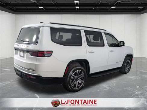 Certified 2024 Jeep Wagoneer Series II w/ Flexible Seating Group image 5