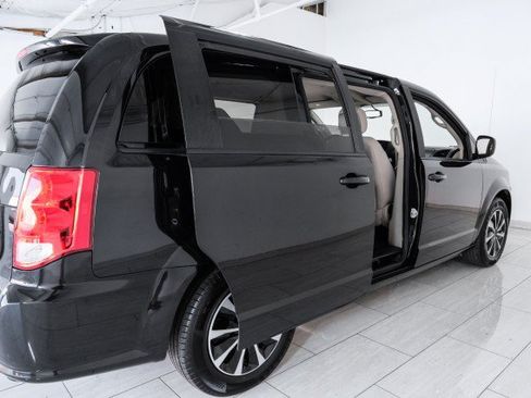 Used 2018 Dodge Grand Caravan SE w/ UConnect Hands-Free Group FWD image 40