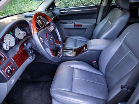 Used 2005 Chrysler 300 Touring image 26