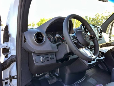 Used 2025 Mercedes-Benz Sprinter 2500 image 18
