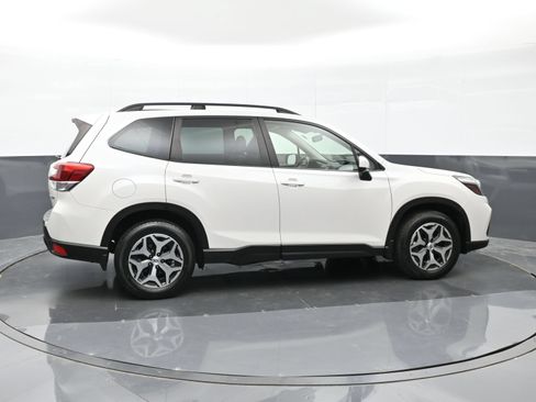 Used 2021 Subaru Forester Premium AWD/4WD image 9