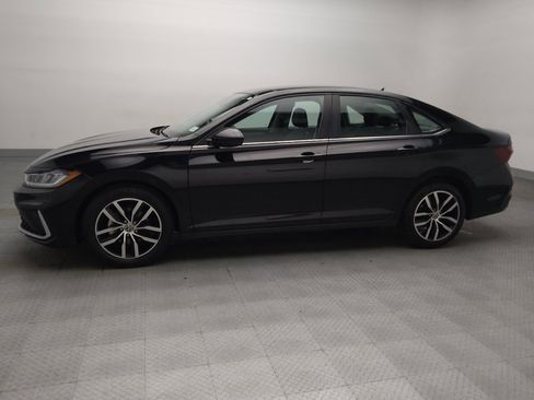 Used 2025 Volkswagen Jetta SE FWD image 2