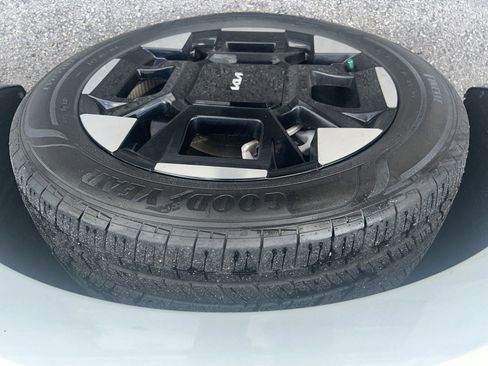 Used 2025 Kia Carnival EX image 16