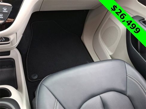 Certified 2024 Chrysler Pacifica Touring-L image 29