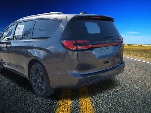 Used 2023 Chrysler Pacifica Touring-L w/ S Appearance Package image 2