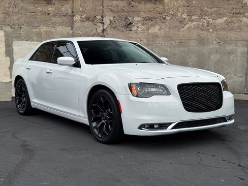 Used 2019 Chrysler 300 S RWD image 2