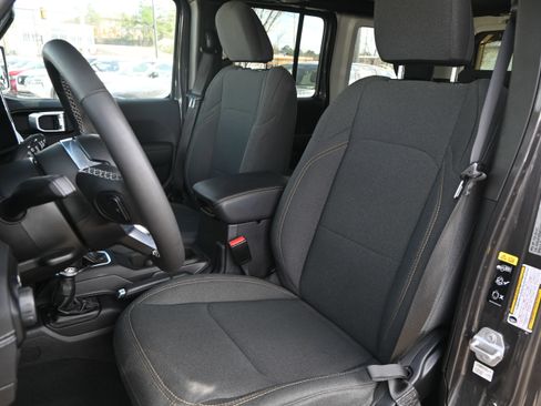 Used 2025 Jeep Wrangler Sahara w/ Safety Group image 7