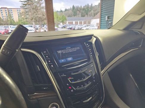 Used 2019 Cadillac Escalade ESV Luxury image 28