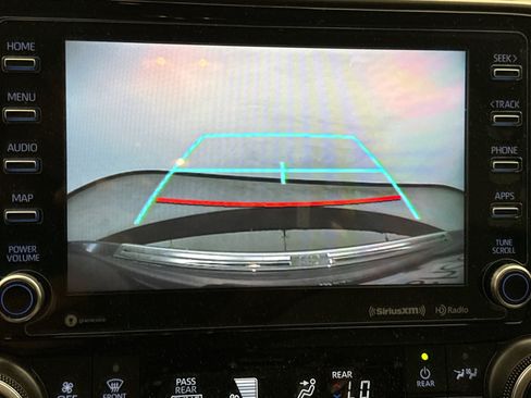 Used 2020 Toyota Highlander LE AWD/4WD image 10