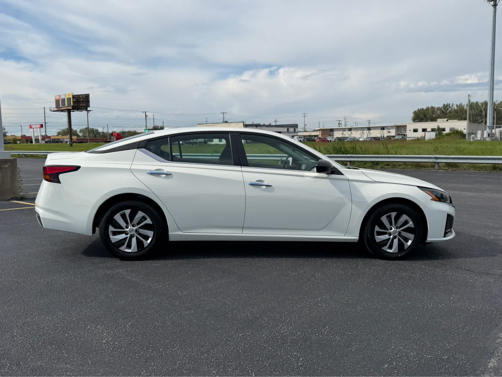 Used 2025 Nissan Altima 2.5 S FWD image 9