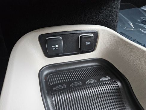 Used 2020 Chrysler Pacifica Touring image 9