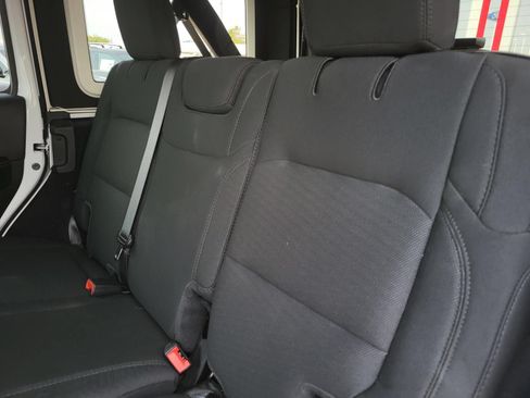 Used 2020 Jeep Wrangler Unlimited Sahara AWD/4WD image 18