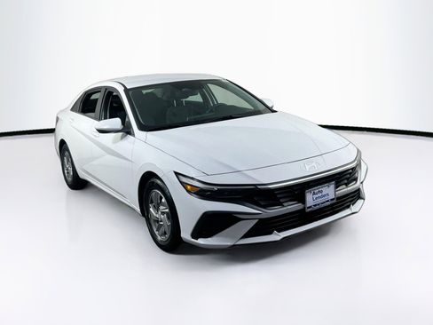 Used 2024 Hyundai Elantra SE image 3