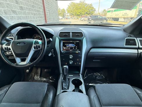 Used 2015 Ford Explorer XLT w/ Equipment Group 202A image 3