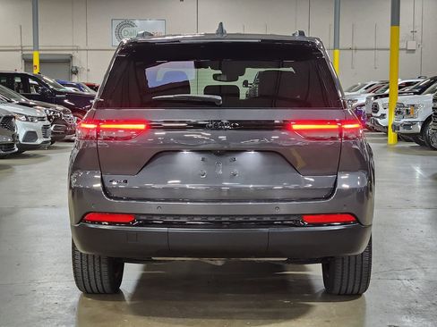 Used 2024 Jeep Grand Cherokee Altitude AWD/4WD image 10