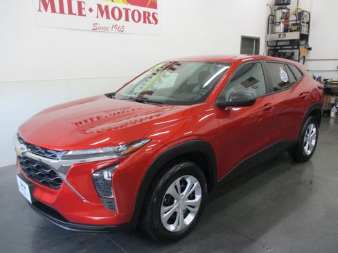 Used 2024 Chevrolet Trax LS image 3