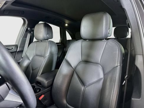 Certified 2023 Porsche Macan AWD/4WD image 5