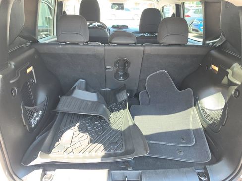 Used 2017 Jeep Renegade Altitude FWD image 22