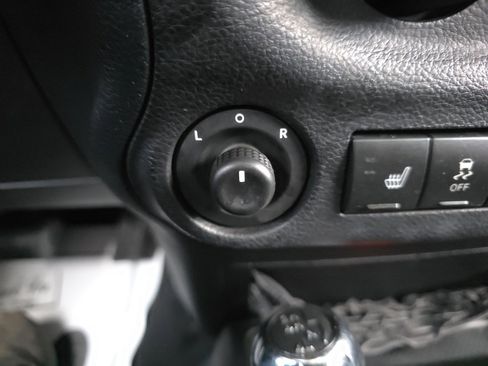 Used 2012 Jeep Wrangler Sahara w/ Dual Top Group image 28