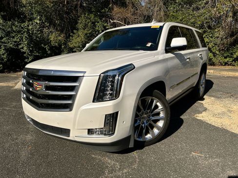 Used 2017 Cadillac Escalade Premium Luxury image 2