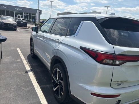 Used 2023 Mitsubishi Outlander SE Black Edition image 4