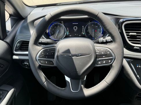 Used 2025 Chrysler Pacifica Select FWD image 43