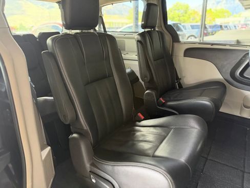 Used 2015 Chrysler Town & Country Touring FWD image 19