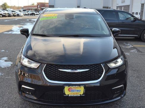 Used 2024 Chrysler Pacifica Touring-L image 3