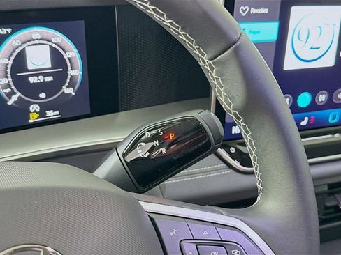 New 2026 Volkswagen Tiguan SE FWD image 18