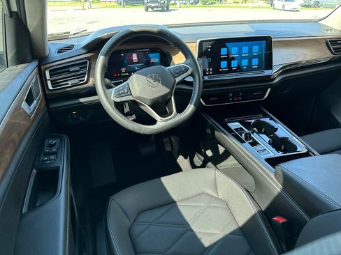 Used 2024 Volkswagen Atlas SE w/ Panoramic Sunroof Package FWD image 4