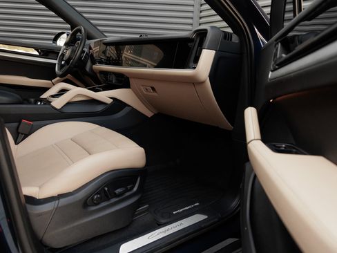 Certified 2025 Porsche Cayenne E-Hybrid Coupe AWD/4WD image 39