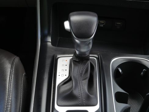 Used 2024 Kia Carnival LX FWD image 22