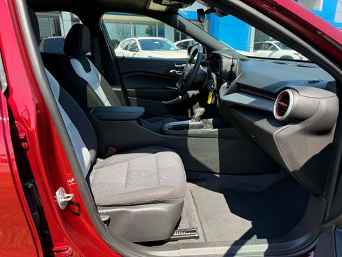 Used 2025 Chevrolet Trax RS w/ Sunroof Package FWD image 9
