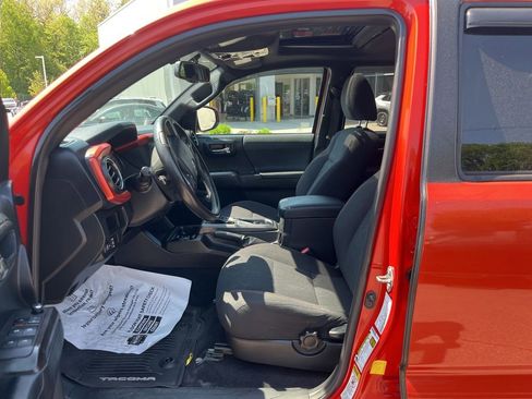 Used 2016 Toyota Tacoma TRD Off-Road w/ Premium & Technology Package AWD/4WD image 8