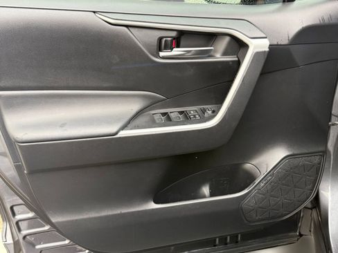 Used 2022 Toyota RAV4 XLE image 11