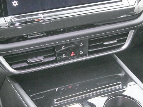 Used 2025 Volkswagen Atlas SE image 16