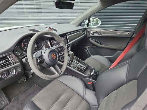 Certified 2026 Porsche Macan GTS image 4