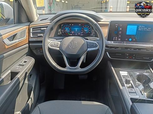 Used 2025 Volkswagen Atlas SE AWD/4WD image 13